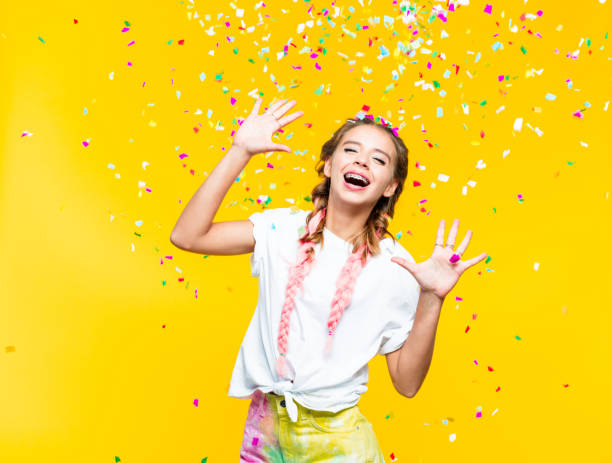 портрет возбужденной девочки-подростка среди красочных конфетти - celebration confetti party summer стоковые фото и изображения