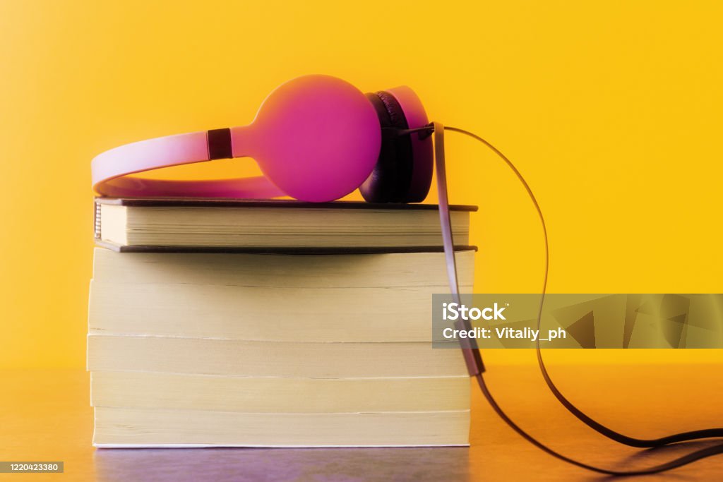Stack of books and headphones over yellow background. Remote education concept - Royalty-free Abstrato Foto de stock Stack of books and headphones over yellow background. Remote education concept - Royalty-free Abstrato Foto de stock