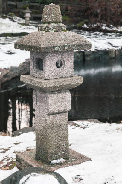 petite lanterne en pierre du japon dans le parc public de kotka - granite travel audio photos et images de collection