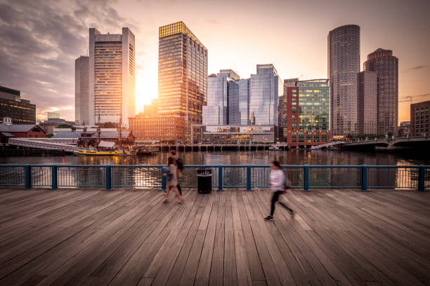 boston harbor and financial district - boston skyline new england urban scene imagens e fotografias de stock