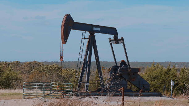 Oil pump in the countryside of Oklahoma - Pump jack Oil pump in the countryside of Oklahoma - Pump jack - USA 2017 tulsa landmark stock pictures, royalty-free photos & images