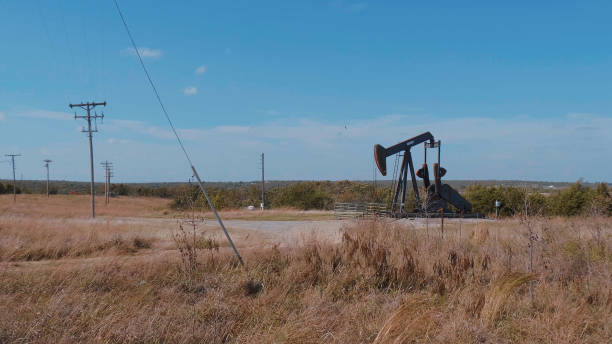 Oil pump in the countryside of Oklahoma - Pump jack Oil pump in the countryside of Oklahoma - Pump jack - USA 2017 tulsa landmark stock pictures, royalty-free photos & images