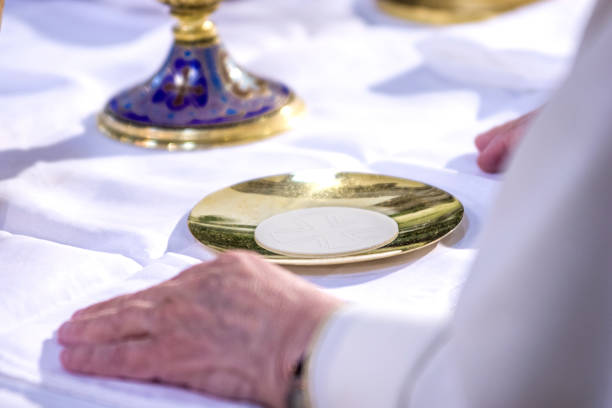 hospedar que nas mãos do padre, como nas mãos do papa francisco, torna-se o corpo de cristo - saint spirit - fotografias e filmes do acervo