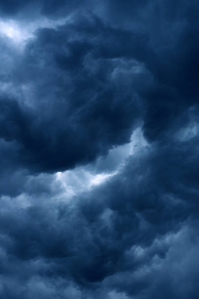 nuvole tempestose in estate - storm cloud sky dramatic sky rain foto e immagini stock