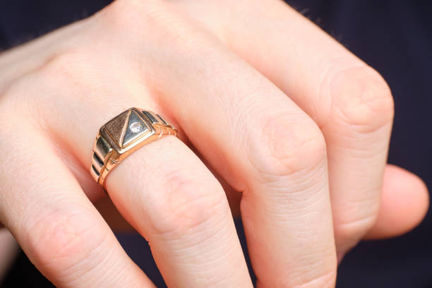 gyllene ring på ett mansfinger. - hand gold jewels bildbanksfoton och bilder