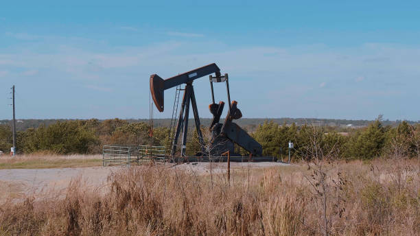 Oil pump in the countryside of Oklahoma - Pump jack Oil pump in the countryside of Oklahoma - Pump jack - USA 2017 tulsa landmark stock pictures, royalty-free photos & images