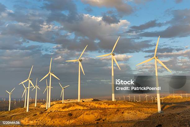 Wind Farm At Tehachapi Aprobado California Usa Foto de stock y más banco de imágenes de Aerogenerador - Aerogenerador, California, Neutralidad de carbono