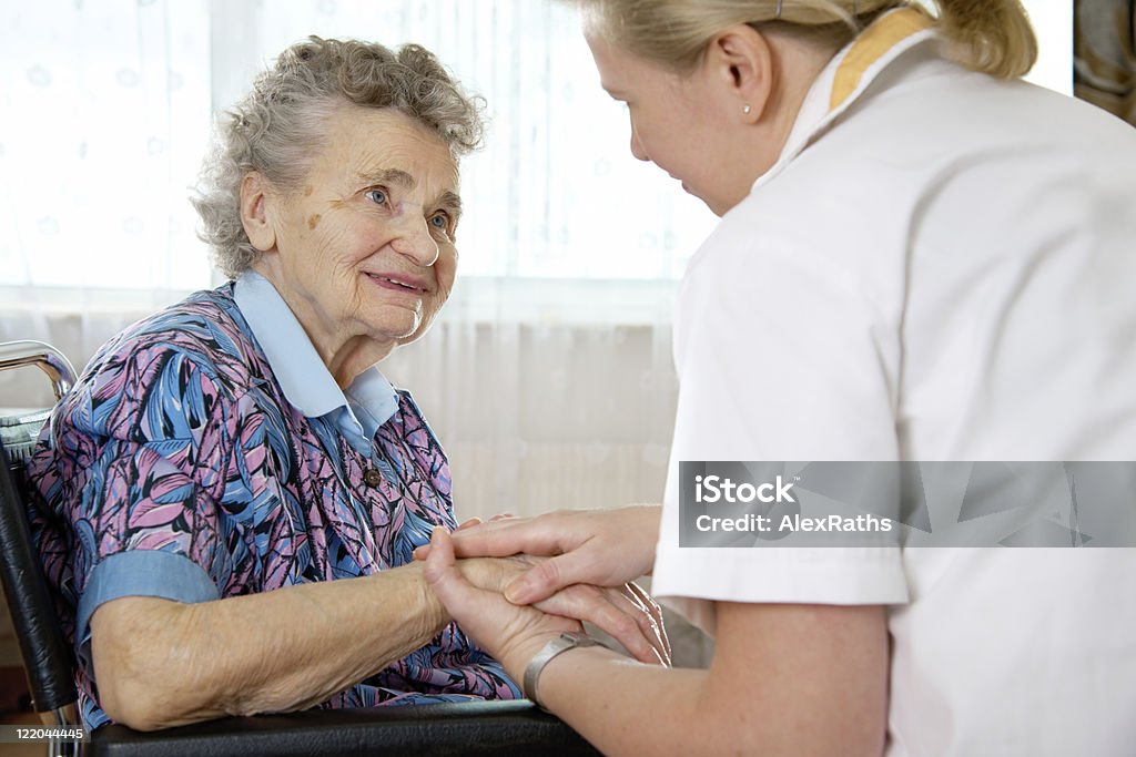 Infermiera cura per anziani donna - Foto stock royalty-free di Terza età