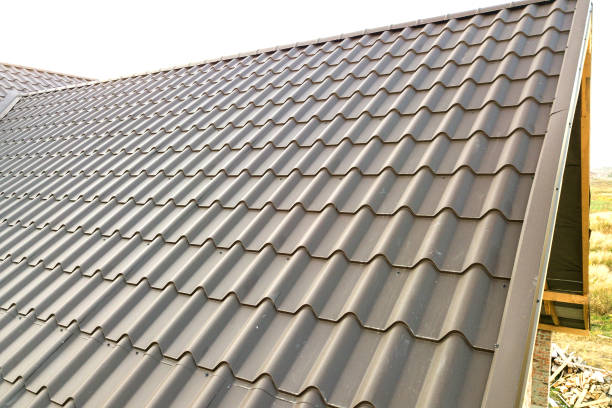 fermez-vous vers le haut de la nouvelle structure de toit de maison couverte des feuilles de tuiles en métal. - corrugated steel photos et images de collection