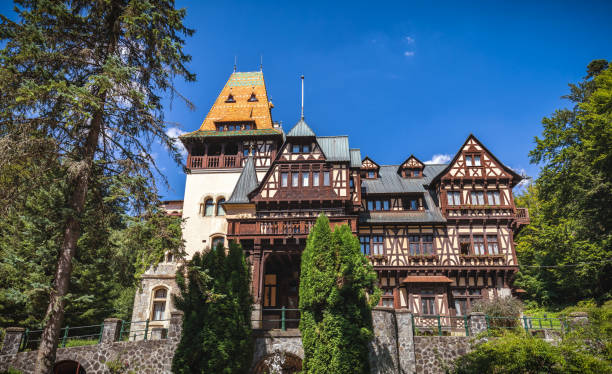 château de pelisor, sinaia, roumanie. vue du célèbre château de pelisor situé à côté du château de peles près de la ville roumaine sinaia. - sinaia photos et images de collection