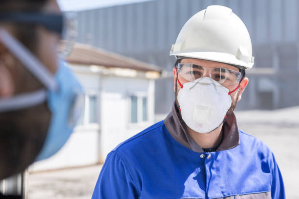 i lavoratori utilizzano dispositivi di protezione individuale. per gli operatori sanitari che si prende cura delle persone con covid-19, il cdc raccomanda di collocare la persona in una stanza di isolamento per infezioni trasportate dall'aria. - equipments foto e immagini stock