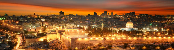 ville de jérusalem par coucher du soleil - monotheist photos et images de collection