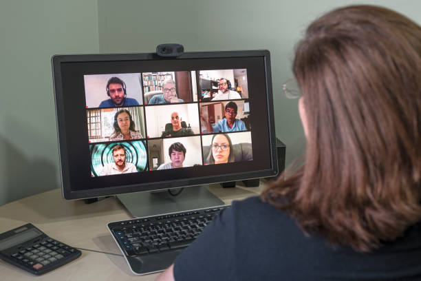 donna adulta che fa conference call con gli amici - colleague looking at camera indoors lifestyles foto e immagini stock