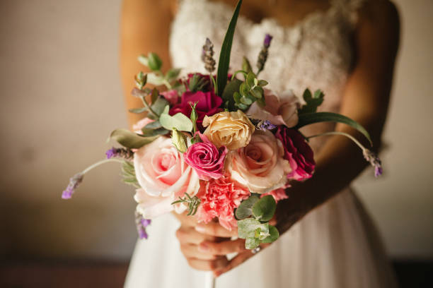 mexikanische hochzeit blumenstrauß in den händen der braut in mexiko stadt - cluster verlobungsringe stock-fotos und bilder