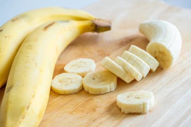 irisan pisang di atas talenan. - pisang potret stok, foto, & gambar bebas royalti