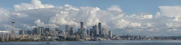 seattle skyline panorama with dramatic clouds - keyarena imagens e fotografias de stock