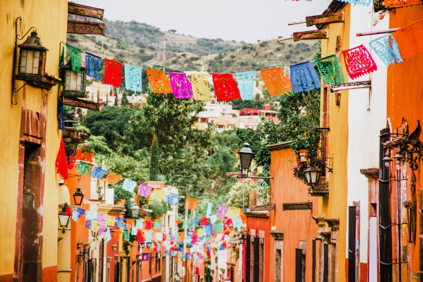 традиционная мексиканская бумага для украшения на улицах в мексике - мексика стоковые фото и изображения