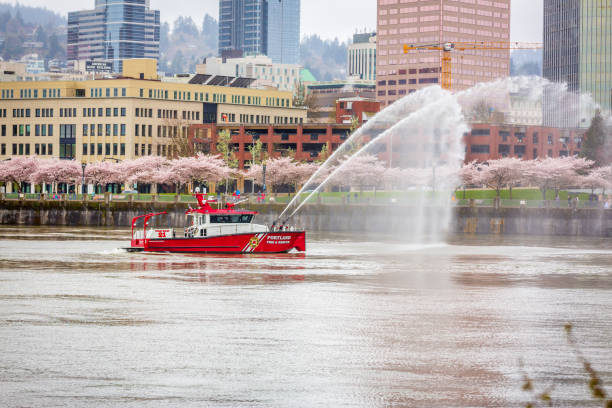 портленд пожарно-спасательной лодке - fire boat стоковые фото и изображения