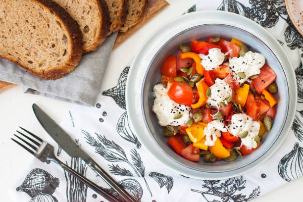 ensalada saludable con pimienta a la parrilla, tomates, stracciatella, hierbas y semillas de calabaza. concepto de alimentación saludable. - mediterranean cuisine salad olive oil tomato salad fotografías e imágenes de stock