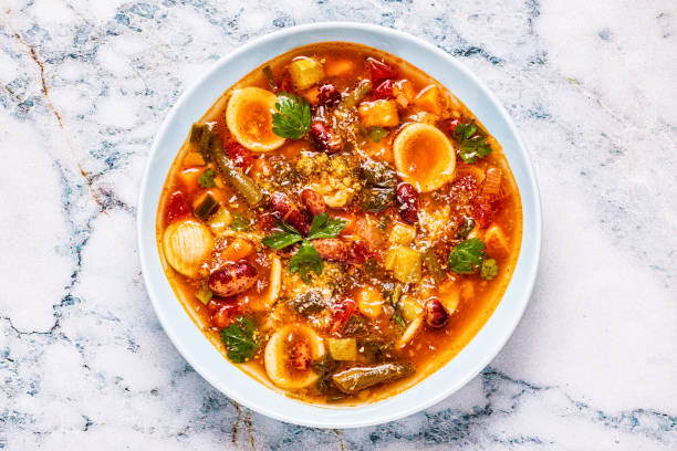 minestrone, zuppa di verdure italiana con pasta e fagioli - minestrone foto e immagini stock