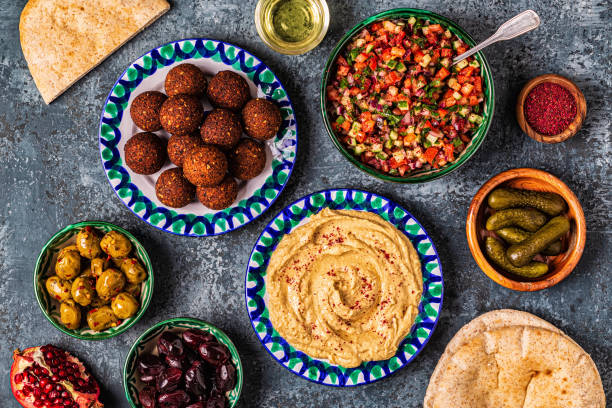 Falafel Y Hummus Plato Tradicional De La Cocina Israelí Y De Oriente Medio  Foto de stock y más banco de imágenes de Comida del Medio Oriente - iStock