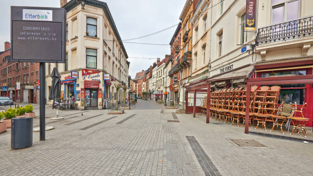 strade di bruxelles senza persone durante il periodo di confinamento. - piazza delle vettovaglie foto e immagini stock