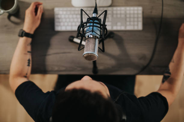 alta vista de ángel de un podcaster detrás del micrófono - auriculares equipo de música fotografías e imágenes de stock