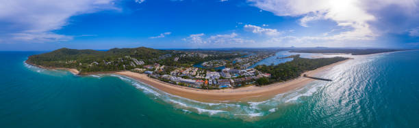 eine luftaufnahme der meereswellen in noosa city in queensland, australien - coastline noosa heads australia landscape stock-fotos und bilder