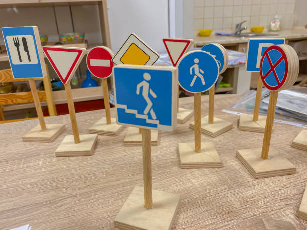 miniatur-straßenschilder für kinder - ruled lines stock-fotos und bilder