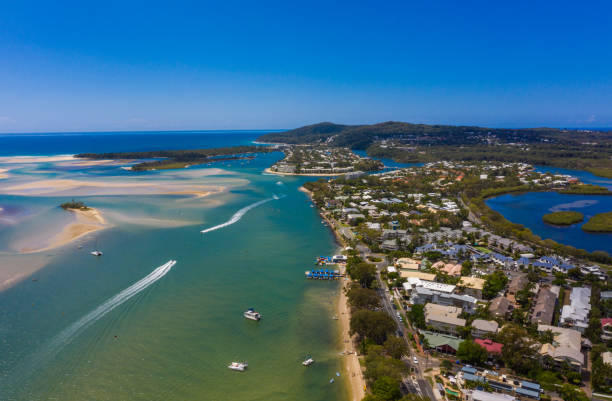 blick auf die insel von noosaville, queensland, australien - coastline noosa heads australia landscape stock-fotos und bilder