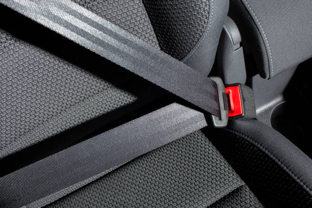 attachez les ceintures de sécurité dans la voiture - buckle photos et images de collection