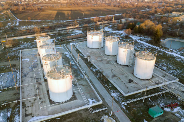겨울에 가솔린 산업 지역에서 큰 연료 저수지의 공중 보기. - architecture chemical plant diesel fuel and power generation 뉴스 사진 이미지