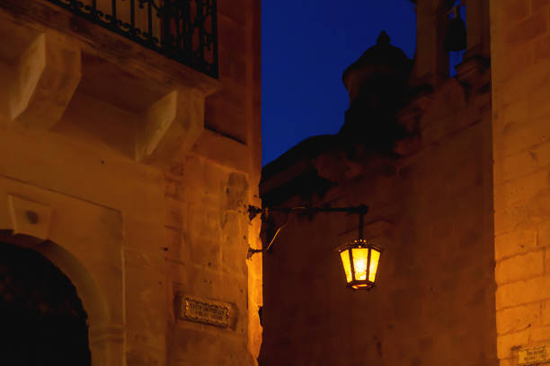 夜のサンプブリウス広場の昔ながらのランタン。マルタの古代の首都、イムダ。 - イムディーナ ストックフォトと画像