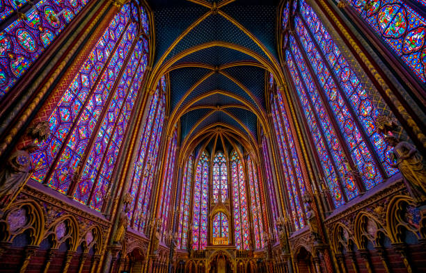 parigi, francia - 17 maggio 2018:le meravigliose vetrate di sainte-chapelle sono uno dei punti di riferimento più visitati di parigi, in francia. famose vetrate e soffitto. - stained glass glass art church foto e immagini stock