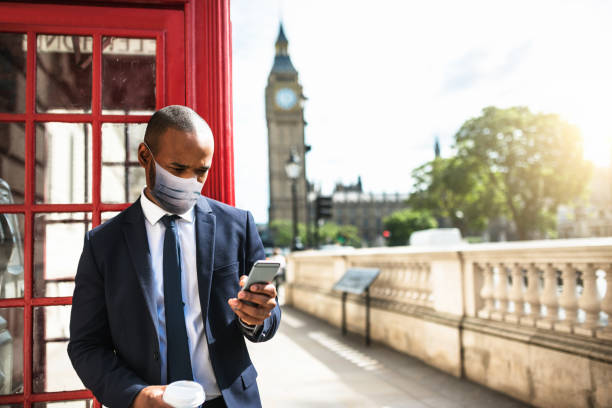 hombre de negocios en londres con máscara - british culture elegance london england english culture fotografías e imágenes de stock
