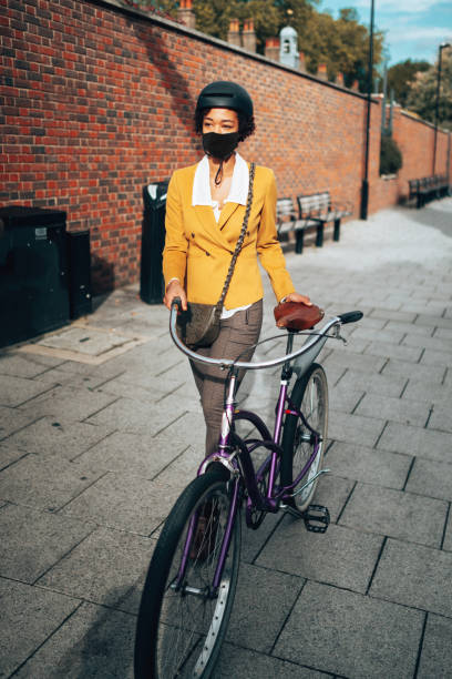 pendolare nel regno unito con maschera facciale - bicycle london england cycling safety foto e immagini stock