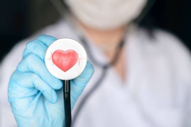 docteur avec le stéthoscope - opération du coeur photos et images de collection