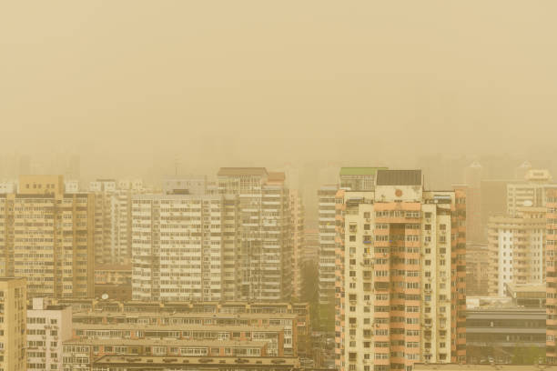 도시의 대기에 있는 나쁜 공기와 오후 2.5 먼지. 환경 위협. - beijing air pollution china smog 뉴스 사진 이미지