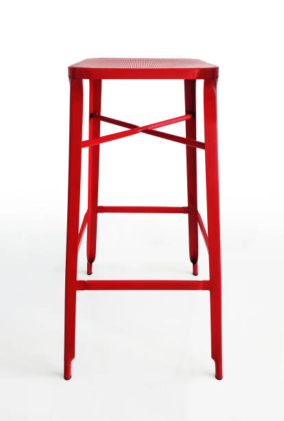 widok z przodu czerwonego metalowego stołka nogi izolowane na białym tle. kwadratowe krzesełko idealne do hoteli, barów, kuchni, funkcjonalnego i nowoczesnego wzornictwa. - table chair white curve zdjęcia i obrazy z banku zdjęć