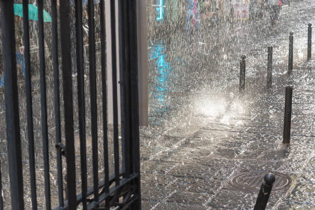雨、ぼやけ、強い水の流れの大きな滴。 - hurricane lamp ストックフォトと画像