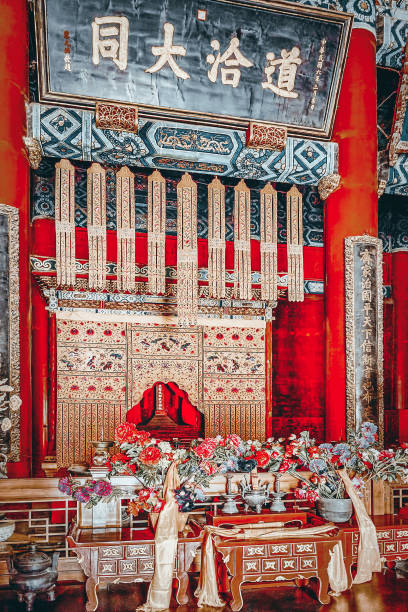 el templo de confucio en beijing es el segundo templo confuciano más grande de china. beijing.inscripciones de traducción"yong y gong" - confucian fotografías e imágenes de stock