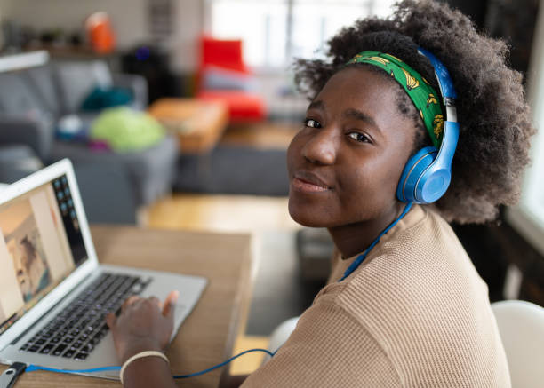 afro amerikanische mädchen mit laptop mit ihrem freund zu verbinden - 14 15 jahre fotos stock-fotos und bilder