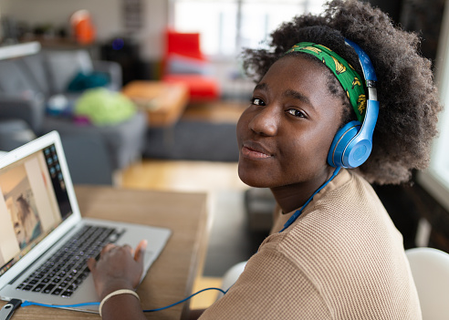 Chicas afroamericanas que usan computadora portátil para conectarse con su amigo photo