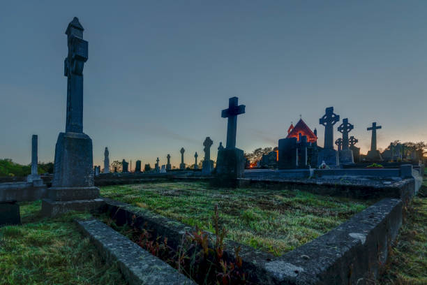 antiguo cementerio por la noche en irlanda - sculpture gothic style grave spooky fotografías e imágenes de stock