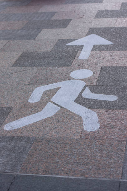 シンボルは、アンドラのエスカルデス・エンゴールガニーのcovid-19に沿って通りを歩きます。 - escaldes ストックフォトと画像