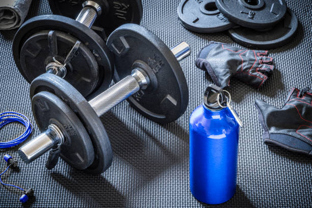 trinkwasser in der turnhalle - barbell exercising sport gym stock-fotos und bilder