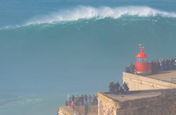größte welle der welt, nazare, portugal - atlantic coast flash stock-fotos und bilder