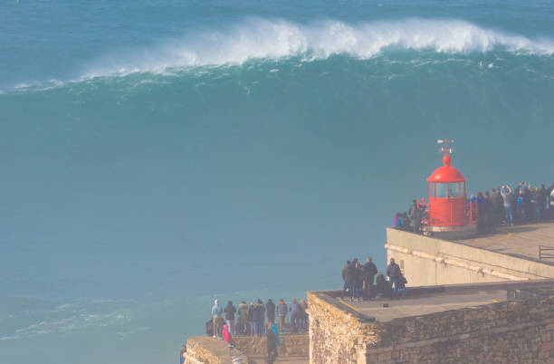 największa fala na świecie, nazare, portugalia - big wave surfing zdjęcia i obrazy z banku zdjęć