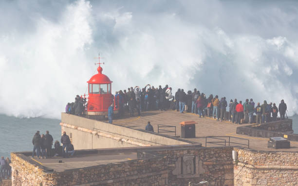 größte welle der welt, nazare, portugal - atlantic coast flash stock-fotos und bilder