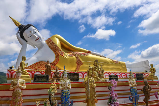 mae hia,chiang mai, norte da tailândia em septemmber 13,2019:reclinando estátua de buda em wat phra that doi kham. - golden temple - fotografias e filmes do acervo